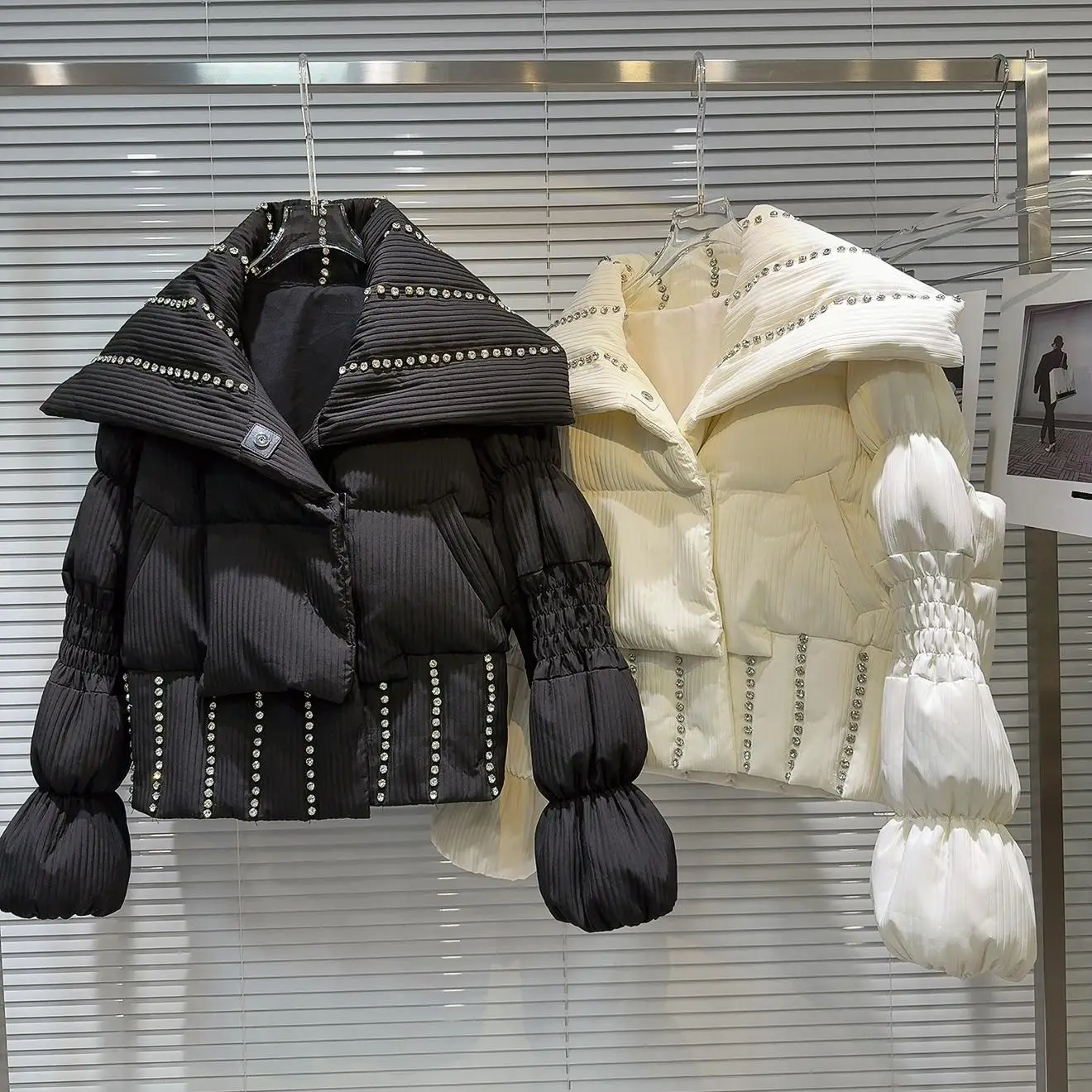 Sweet Sli Diamond Embellied складной воротник плиссированный антивозрастной хлопковый джет новый зимний 2025 женское модное хлопковое пальто
Sweet Sli Diamond Embellied складной воротник плиссированный антивозрастной хлопковый джет новый зимний 2025 женское модное хлопковое пальто