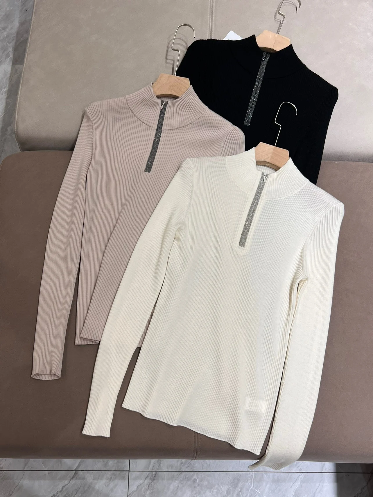 24 Spring New Women'S Bottoming Shirt Elastic Knitted Slim Thin Wool Long-Sleeved Pullover High Quality Female
24 Spring New Women'S Bottoming Shirt Elastic Knitted Slim Thin Wool Long-Sleeved Pullover High Quality Female