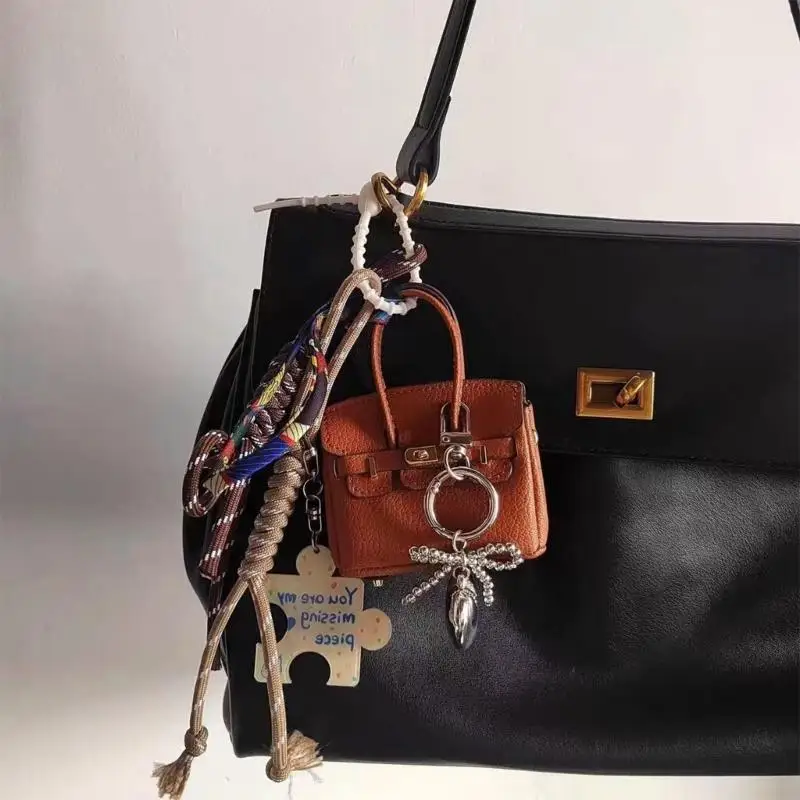 N2UE Elegant Coffee Tone Bag Pendants Bag Hanging Ornament for Women Seeking Unique and Trendy Accessories
N2UE Elegant Coffee Tone Bag Pendants Bag Hanging Ornament for Women Seeking Unique and Trendy Accessories