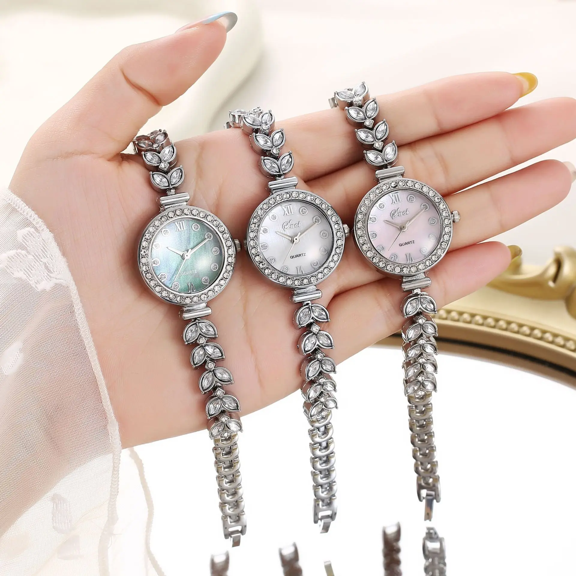 Women's Luxury Leaf Rhinestone Bracelet Watch Elegant Round Dial MOP Shell Dial Quartz Wristwatch Shiny Crystal Dress Watch for Wedding Party Daily Gift
Women's Luxury Leaf Rhinestone Bracelet Watch Elegant Round Dial MOP Shell Dial Quartz Wristwatch Shiny Crystal Dress Watch for Wedding Party Daily Gift