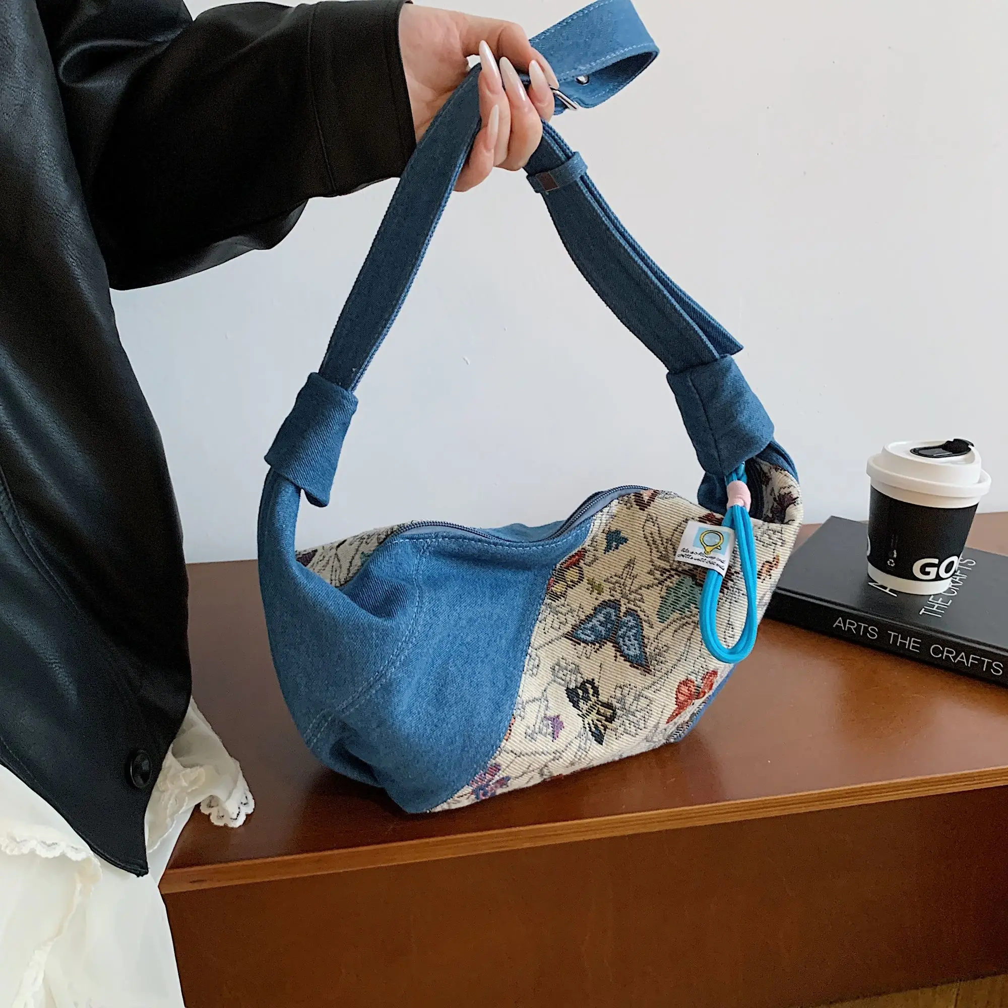 Джинсовая сумка-тоут с вышивкой бабочки в стиле ретро, женская лоскутная сумка на плечо большой вместимости с широким ремешком, женские пригородные сумки через плечо
Джинсовая сумка-тоут с вышивкой бабочки в стиле ретро, женская лоскутная сумка на плечо большой вместимости с широким ремешком, женские пригородные сумки через плечо