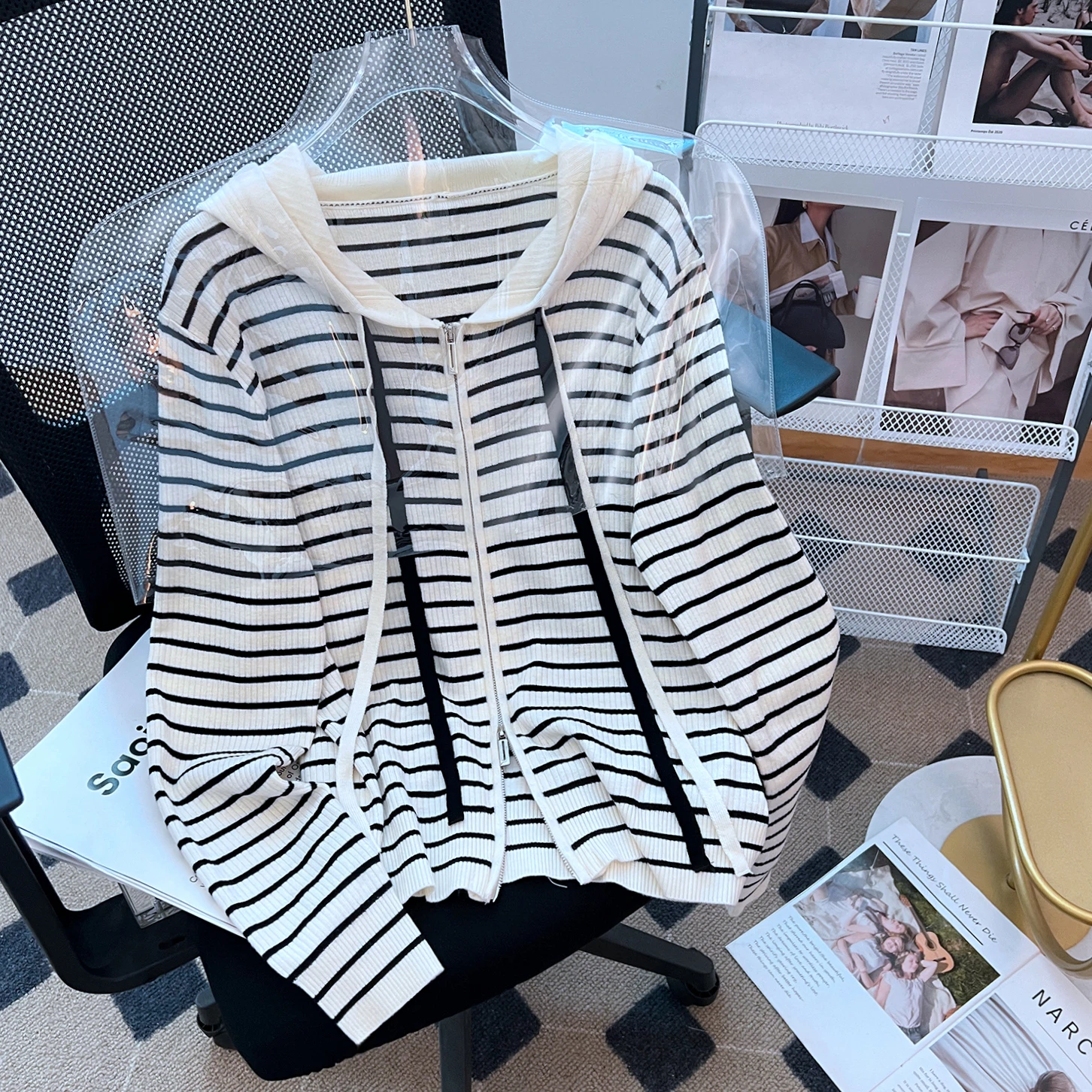 Autumn Winter Striped Hooded Knitted Cardigan Women's Long Sleeve Double Zipper Sweater Jacket Versatile Commute Style Woolen
Autumn Winter Striped Hooded Knitted Cardigan Women's Long Sleeve Double Zipper Sweater Jacket Versatile Commute Style Woolen