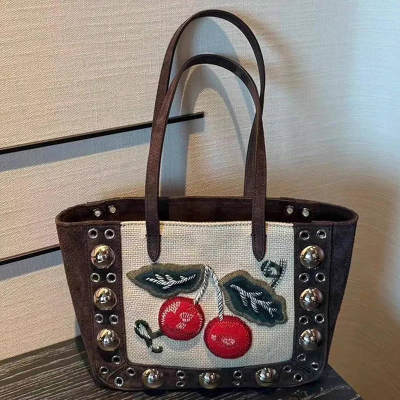 Брендовая сумка-корзина с вышивкой вишни, роскошная трендовая большая сумка с заклепками, изысканная холщовая сумка на плечо с матовой строчкой, женская сумка
Брендовая сумка-корзина с вышивкой вишни, роскошная трендовая большая сумка с заклепками, изысканная холщовая сумка на плечо с матовой строчкой, женская сумка