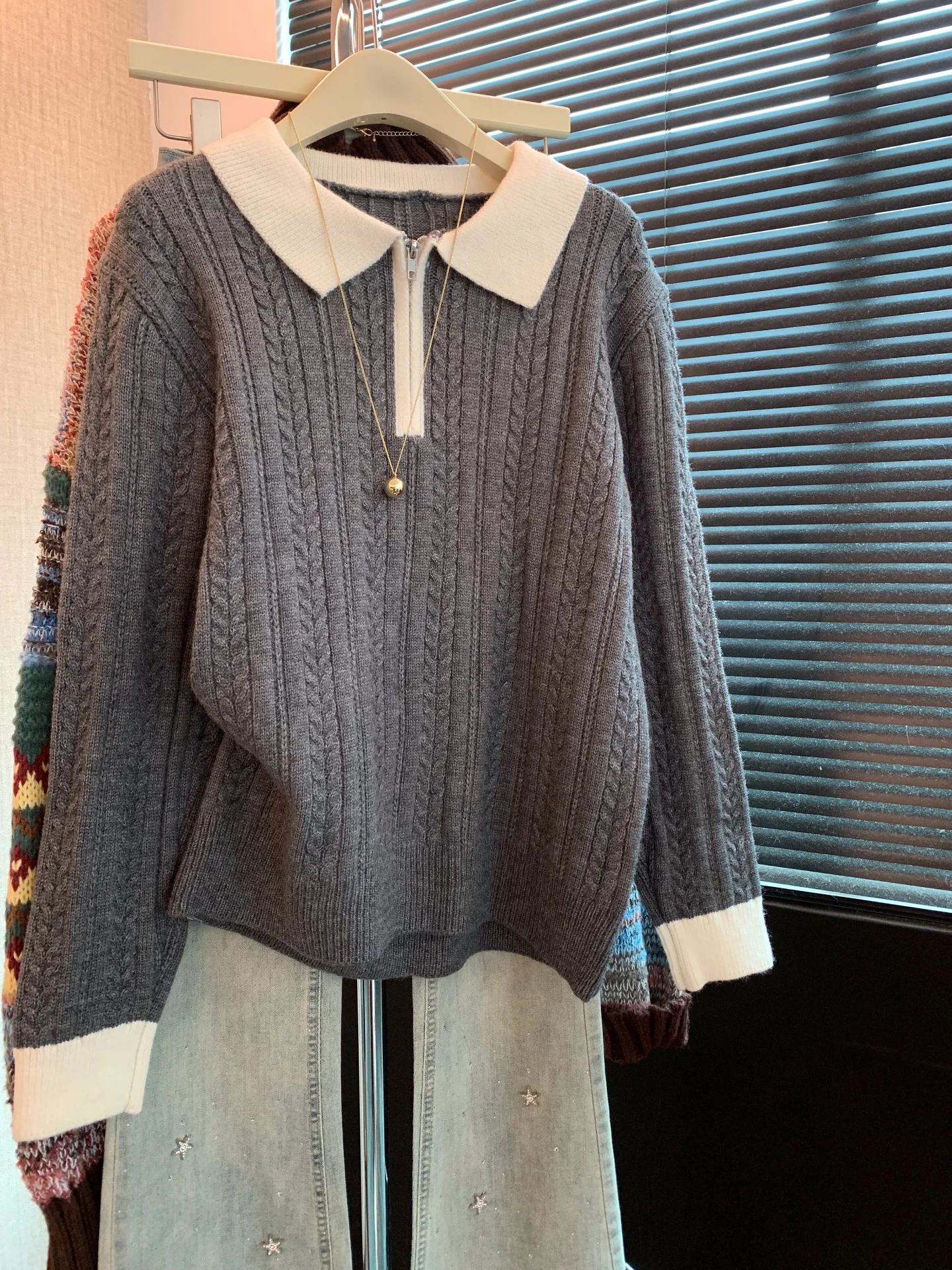 Вязаный свитер Thiened для женщин, базовая модель с воротником-стойкой на молнии, зимний теплый трикотаж с узором «косичка», для повседневной носки, длинный рукав
Вязаный свитер Thiened для женщин, базовая модель с воротником-стойкой на молнии, зимний теплый трикотаж с узором «косичка», для повседневной носки, длинный рукав