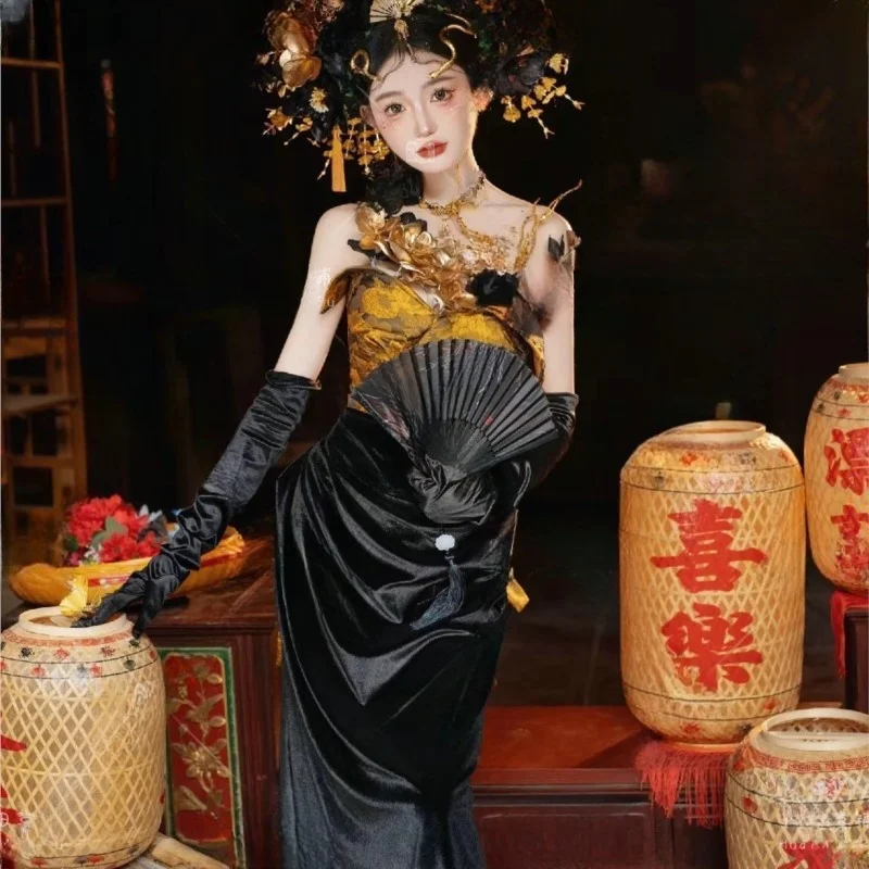 A new Chinese-style velvet dress with flowers in her hairpin from dark village travel photography and photo shoot
A new Chinese-style velvet dress with flowers in her hairpin from dark village travel photography and photo shoot