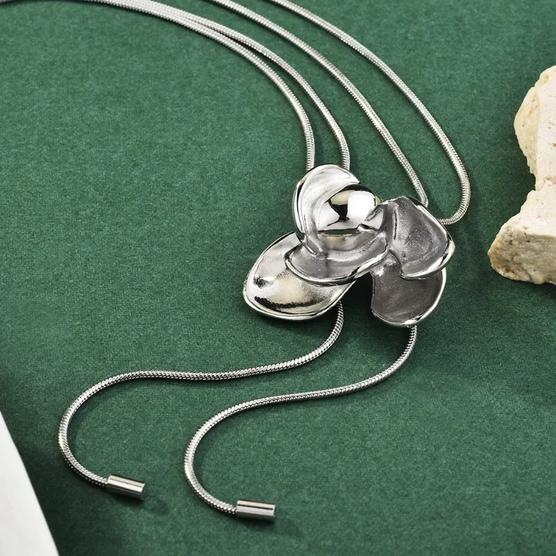 A petal necklace dripping with oil, a sweater chain suitable for sexy girls, and a collarbone chain for fashionable clothing
A petal necklace dripping with oil, a sweater chain suitable for sexy girls, and a collarbone chain for fashionable clothing