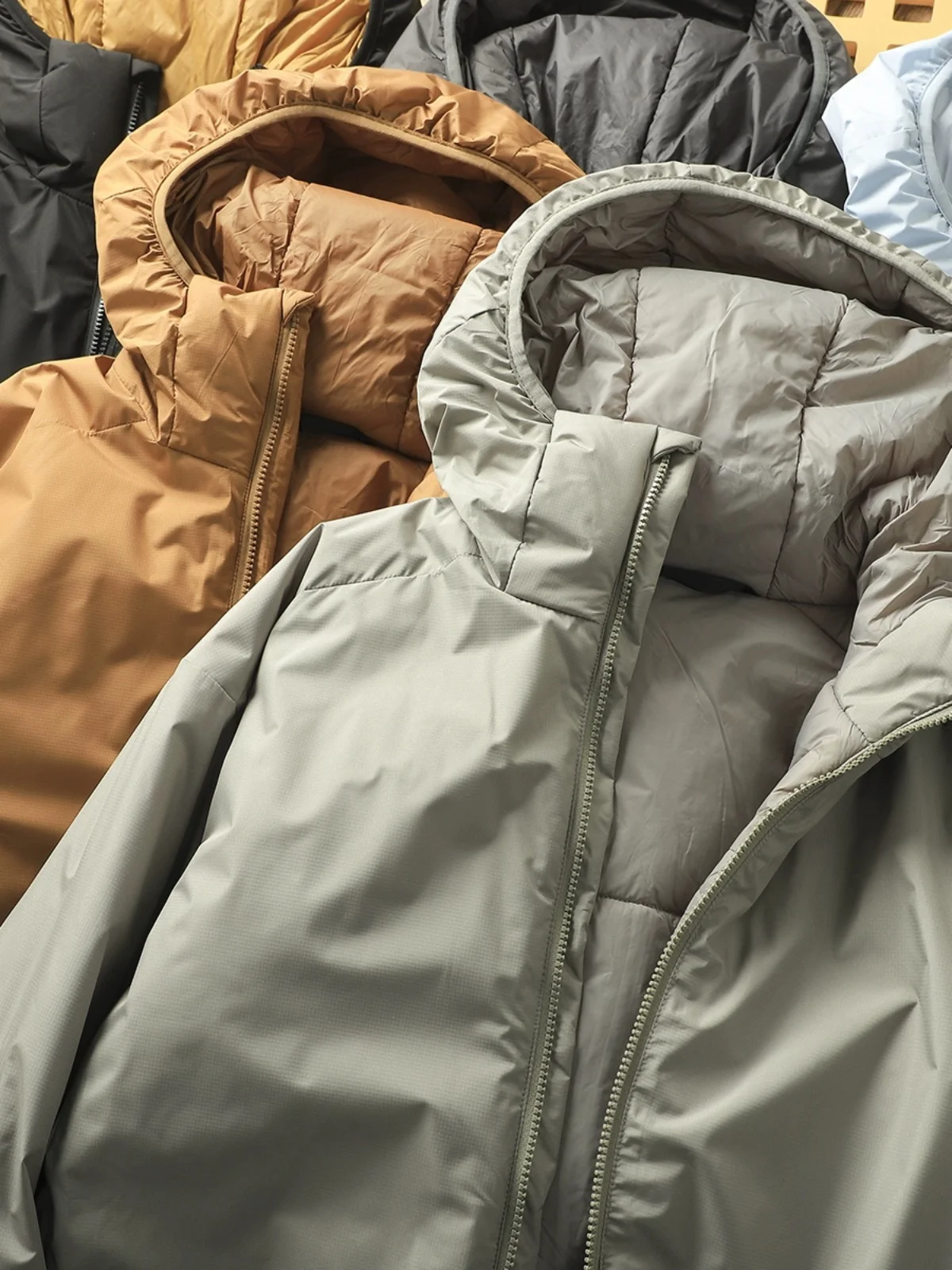 Outdoor Men's Thiened Cotton Jaet with Heating Fiber New Snowy C Cotton Windproof Winter Coat Warm Hooded Youth Trend
Outdoor Men's Thiened Cotton Jaet with Heating Fiber New Snowy C Cotton Windproof Winter Coat Warm Hooded Youth Trend