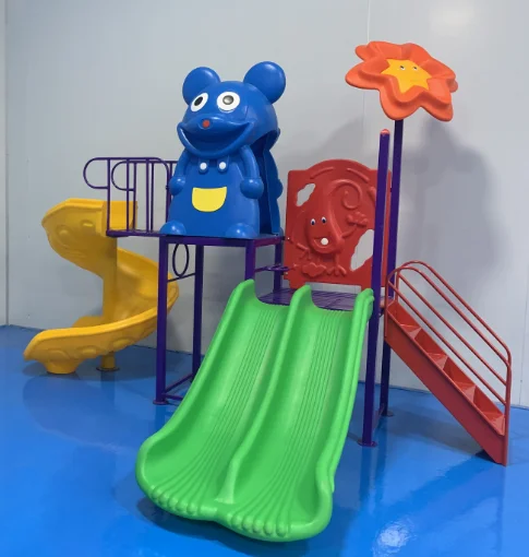 Небольшая уличная игровая площадка, детская пластиковая горка для парка или сада
Небольшая уличная игровая площадка, детская пластиковая горка для парка или сада