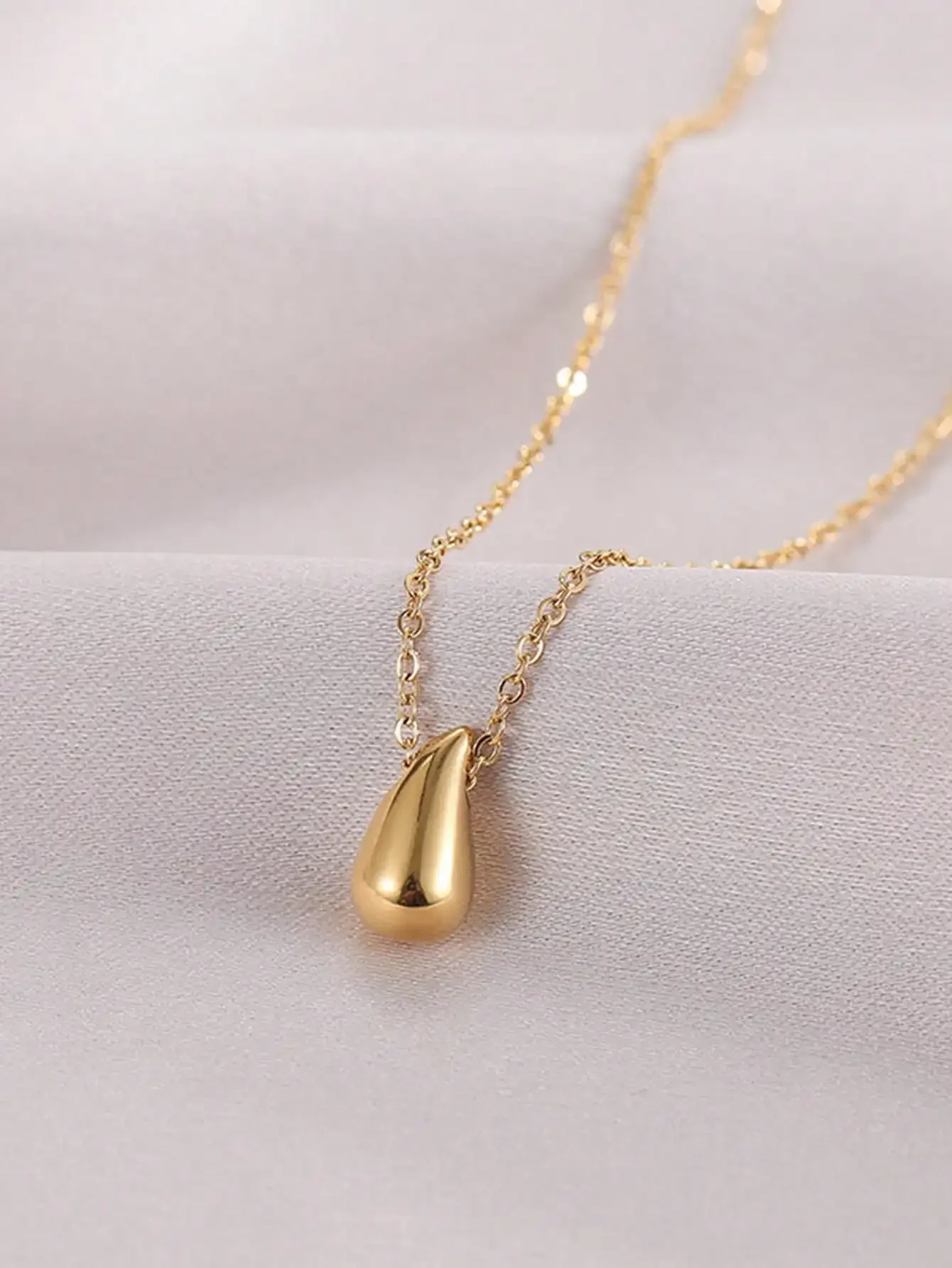 Minimalist Water Drop Pendant Necklace Gold Plated Stainless Steel For Women
Minimalist Water Drop Pendant Necklace Gold Plated Stainless Steel For Women