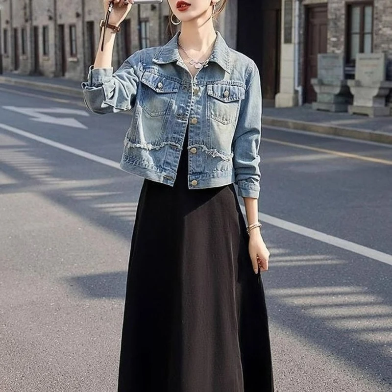 2025 Spring Autumn New Women's Short Denim Jacket Petite Vintage Hong Kong Style Simple Fashion Versatile Chic Raw Hem Blazer
2025 Spring Autumn New Women's Short Denim Jacket Petite Vintage Hong Kong Style Simple Fashion Versatile Chic Raw Hem Blazer