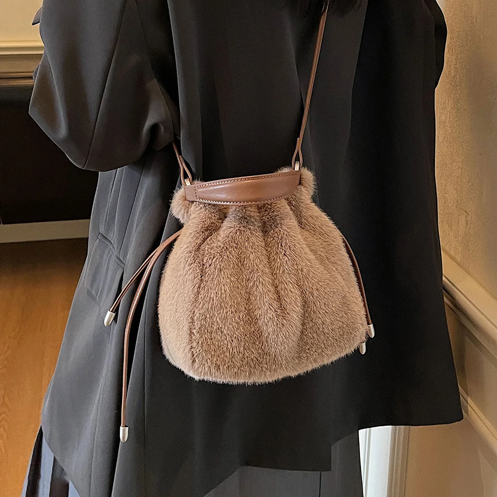 Осенне-зимняя плюшевая сумка-ведро для женщин, темпераментная элегантная однотонная мягкая сумка через плечо, корейские простые сумки Ins
Осенне-зимняя плюшевая сумка-ведро для женщин, темпераментная элегантная однотонная мягкая сумка через плечо, корейские простые сумки Ins