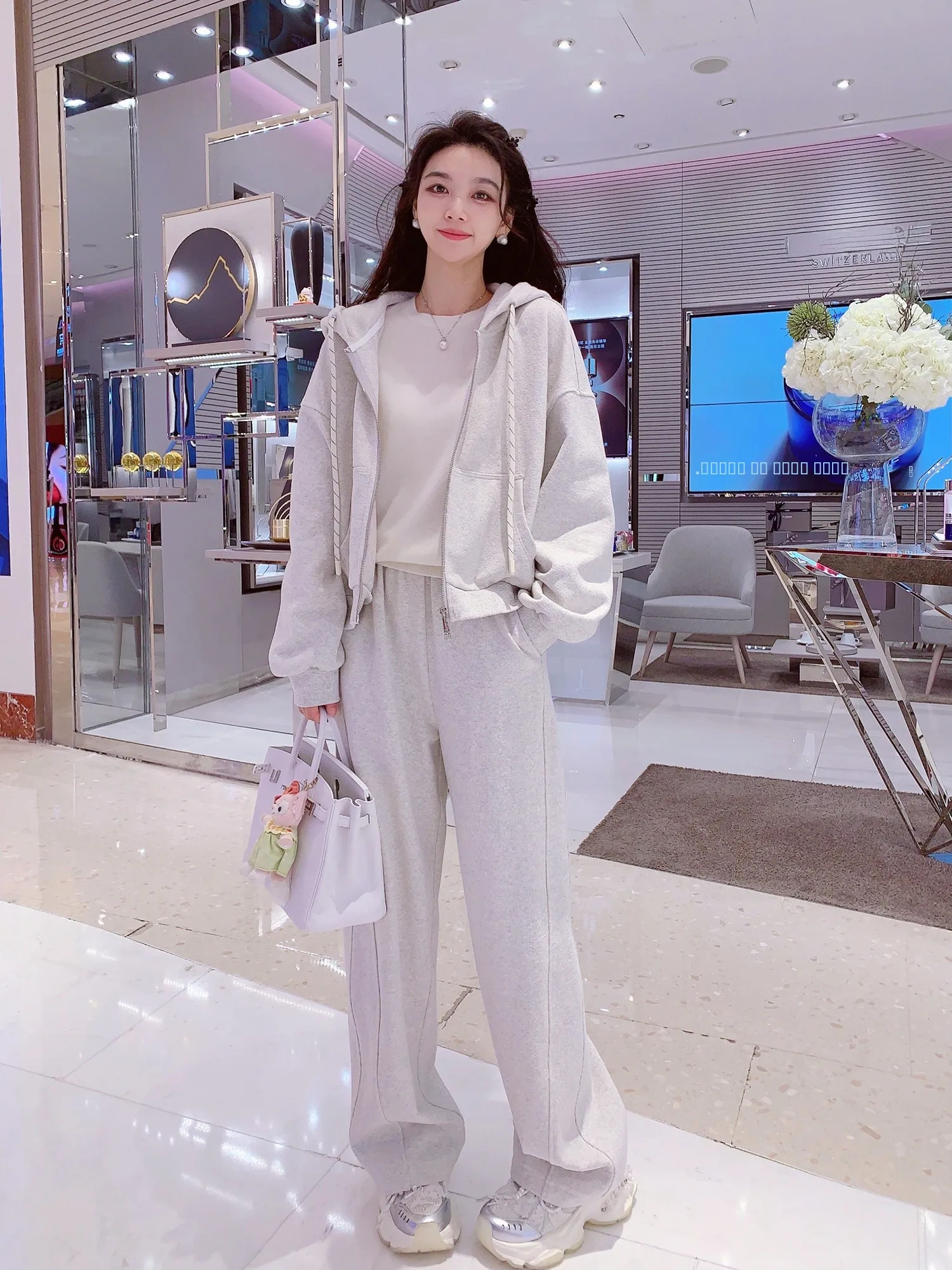 Комплект MissLuxury: осенний повседневный спортивный костюм для женщин – худи и брюки с широкими штанинами, молодежный комплект из двух предметов, модная теплая одежда
Комплект MissLuxury: осенний повседневный спортивный костюм для женщин – худи и брюки с широкими штанинами, молодежный комплект из двух предметов, модная теплая одежда