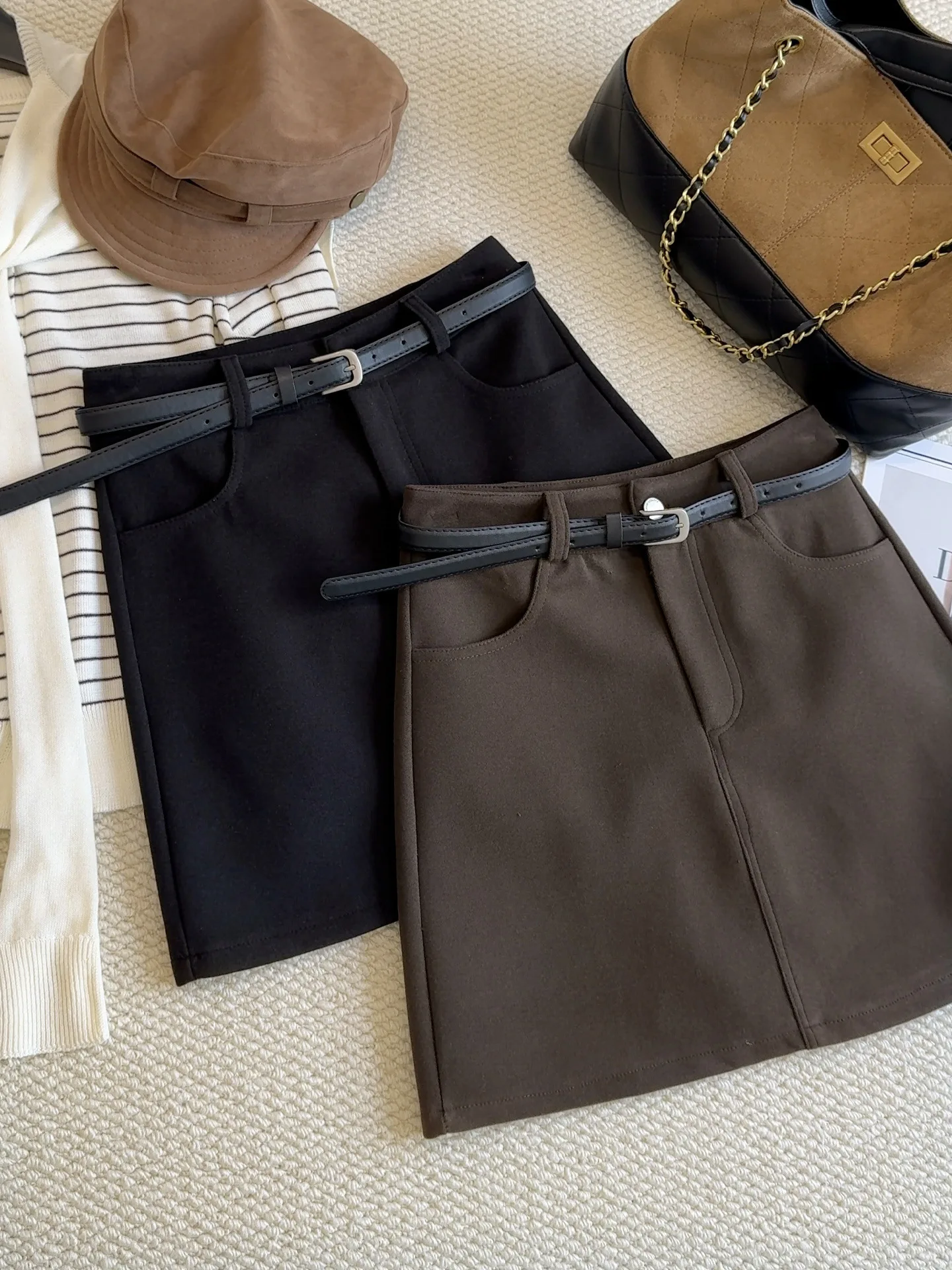 Autumn and winter anti glare A-line woolen skirt, feminine temperament, high waist slimming, hip hugging suit short skirt
Autumn and winter anti glare A-line woolen skirt, feminine temperament, high waist slimming, hip hugging suit short skirt