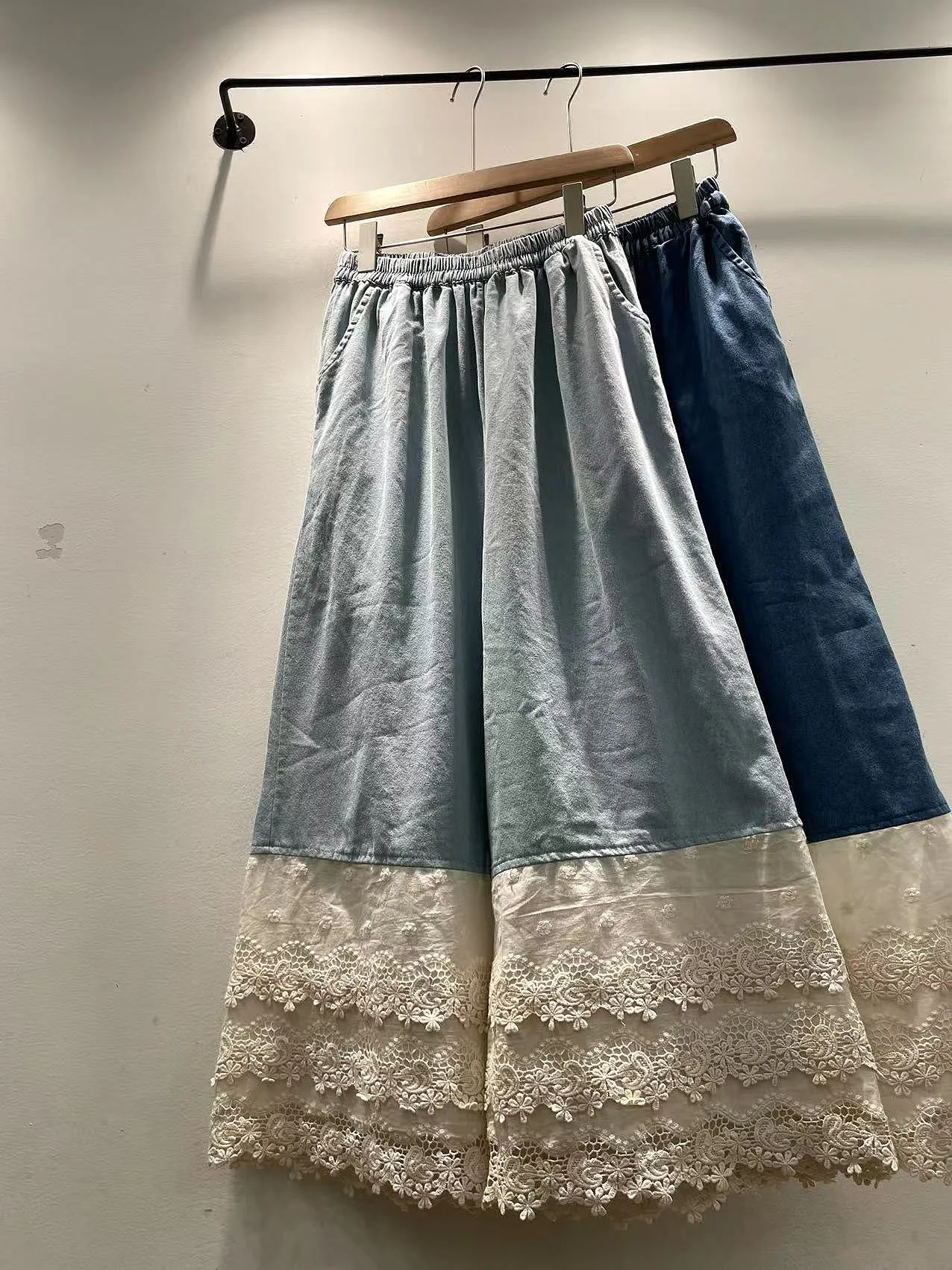 Летние женские свободные легкие широкие брюки, повседневные брюки с эластичной резинкой на талии, вышитая кружевная отделка, прямые брюки-трубы с высокой талией
Летние женские свободные легкие широкие брюки, повседневные брюки с эластичной резинкой на талии, вышитая кружевная отделка, прямые брюки-трубы с высокой талией