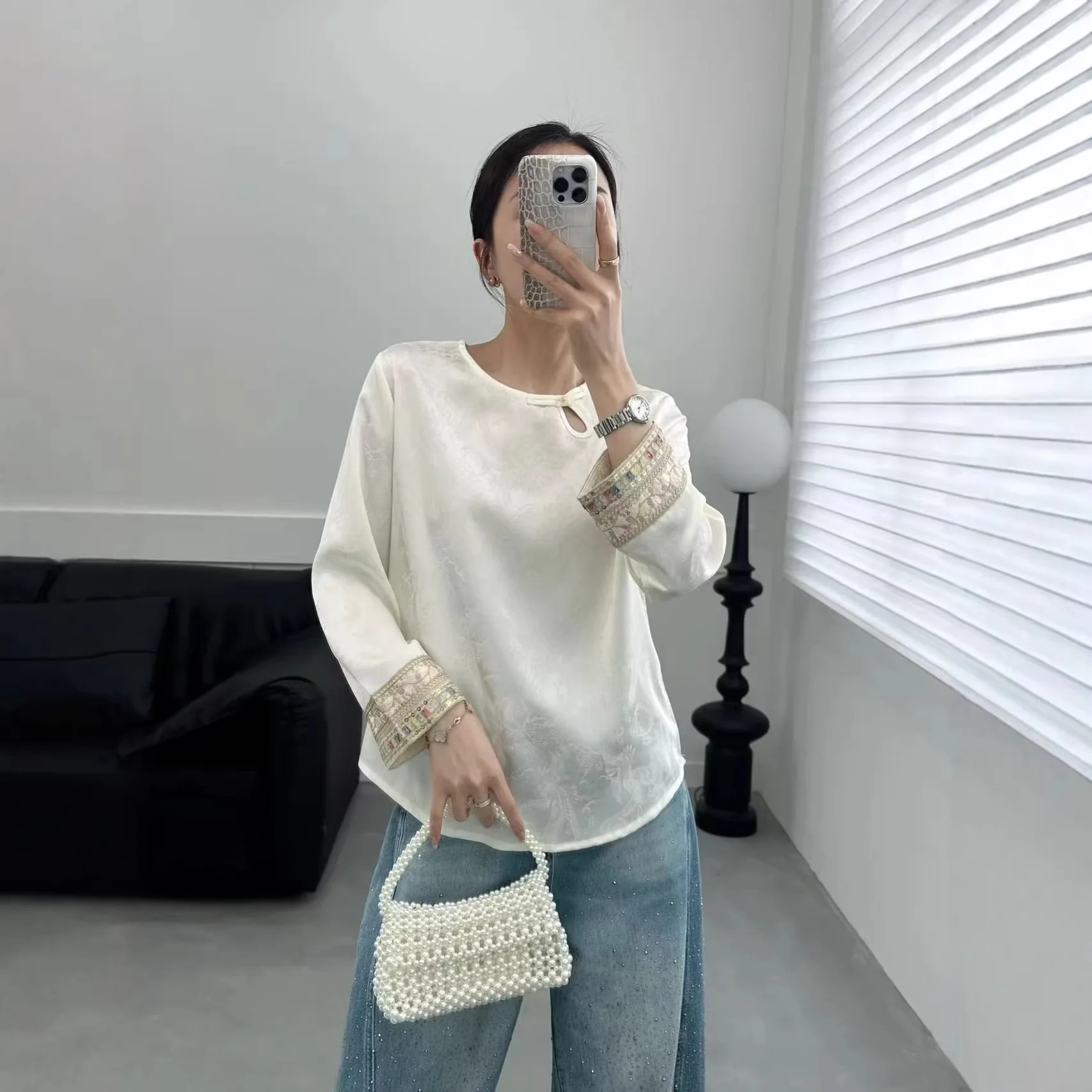 Новая женская шелковая блузка в китайском стиле с вышивкой, весна 2026, дизайнерский цветочный узор, качественная блузка с рукавами, мягкий атлас
Новая женская шелковая блузка в китайском стиле с вышивкой, весна 2026, дизайнерский цветочный узор, качественная блузка с рукавами, мягкий атлас