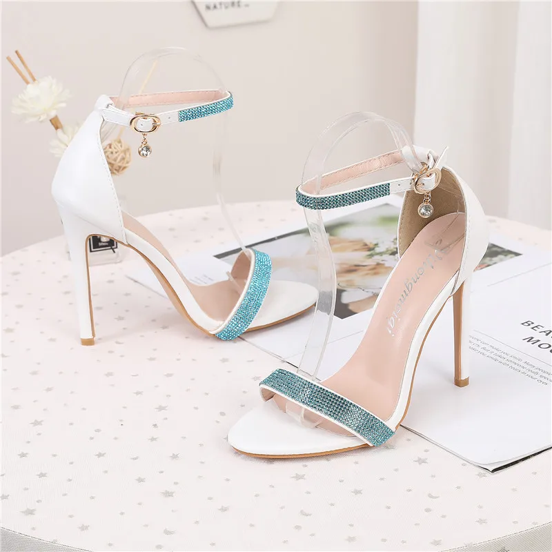 Весенне-летние женские босоножки на тонком каблуке с открытым носком и стразами, однотонные, с боковым вырезом, модные туфли на высоком каблуке
Весенне-летние женские босоножки на тонком каблуке с открытым носком и стразами, однотонные, с боковым вырезом, модные туфли на высоком каблуке