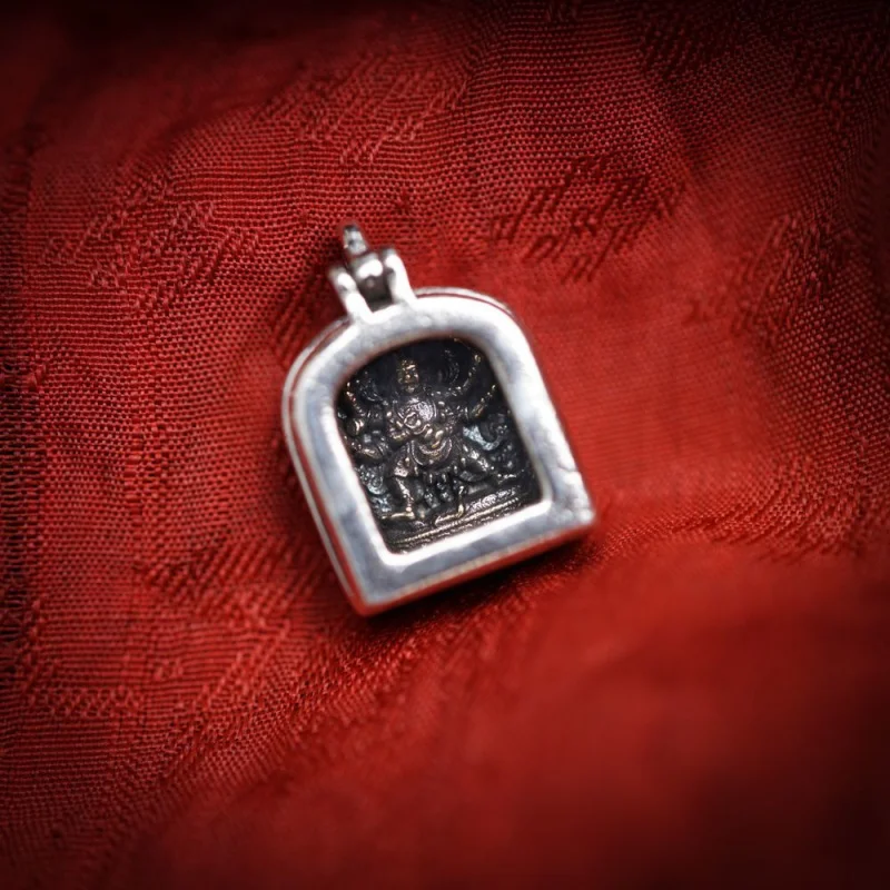 Tibetan Copper Plating925Silver Six-Armed Mahakala Black Sky Dzogchen Gau Box PendantDIYHandicraft Side Hanging Accessories
Tibetan Copper Plating925Silver Six-Armed Mahakala Black Sky Dzogchen Gau Box PendantDIYHandicraft Side Hanging Accessories