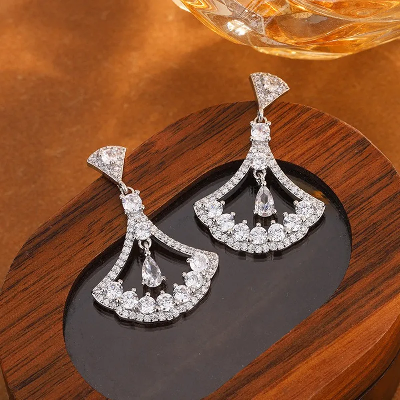 Изысканные полые серьги-капли в форме веера и юбки с блестящими бриллиантами для женщин, элегантные винтажные ювелирные изделия из стерлингового серебра 925 пробы, подарок
Изысканные полые серьги-капли в форме веера и юбки с блестящими бриллиантами для женщин, элегантные винтажные ювелирные изделия из стерлингового серебра 925 пробы, подарок