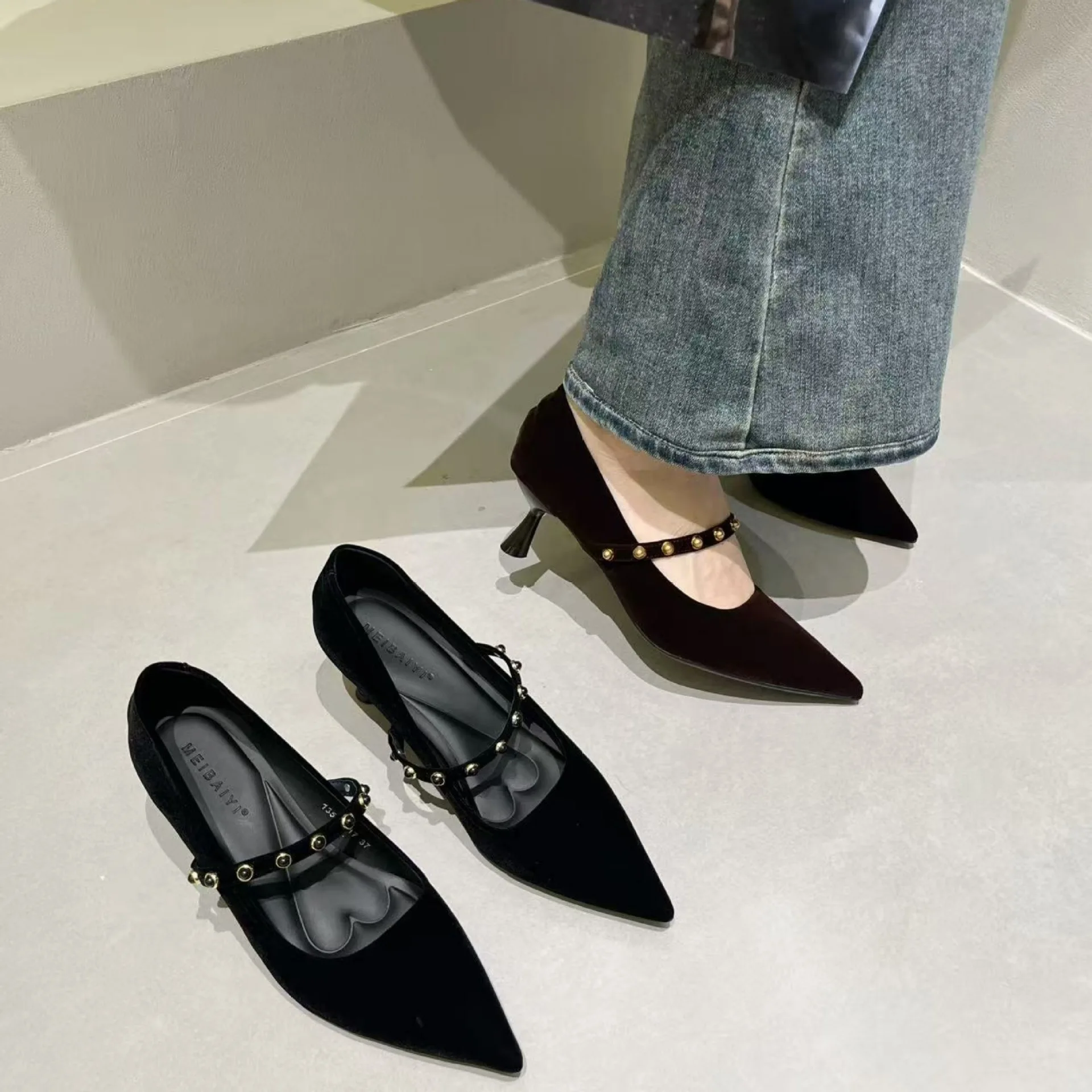Retro Mary Jane Single Shoes Women's Pointed Toe High Heels Thin Heel Strap Versatile Fashionable Footwear for Daily Use
Retro Mary Jane Single Shoes Women's Pointed Toe High Heels Thin Heel Strap Versatile Fashionable Footwear for Daily Use
