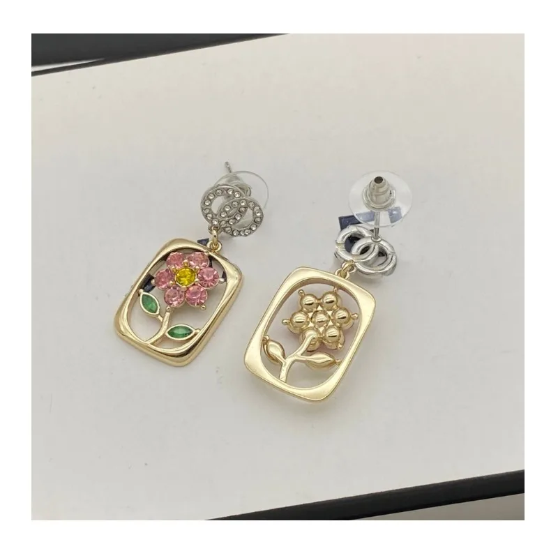 New Temperament Celebrity Diamond-set Stud Earrings, Versatile White Accessories
New Temperament Celebrity Diamond-set Stud Earrings, Versatile White Accessories