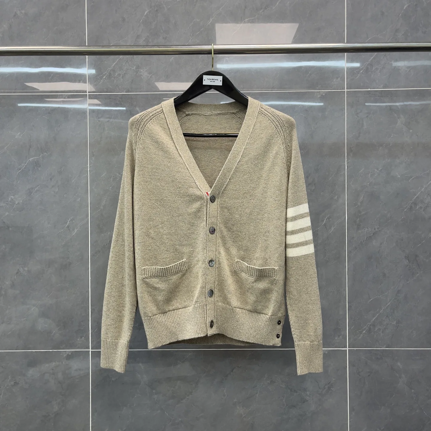 Men's And Women's Classic Striped Khaki Woolen Sweater Five Buttons Open Cardigan Thi Long Sve Knittedwear for Daily Use
Men's And Women's Classic Striped Khaki Woolen Sweater Five Buttons Open Cardigan Thi Long Sve Knittedwear for Daily Use