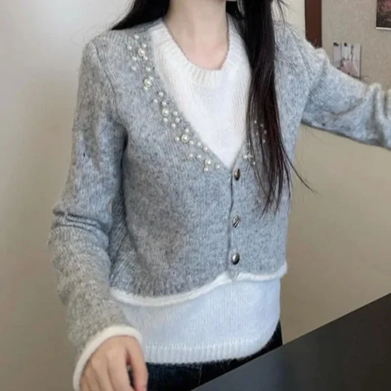 Korean Style New Soft Sweater Cardigan Women Autumn Winter Color Block Design Fake Two-Piece Comfortable Crew Neck Top
Korean Style New Soft Sweater Cardigan Women Autumn Winter Color Block Design Fake Two-Piece Comfortable Crew Neck Top