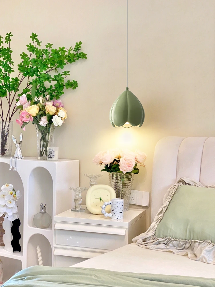 Flower bud bedroom bedside pendant light warm and romantic French cream style creative and personalized hanging line light
Flower bud bedroom bedside pendant light warm and romantic French cream style creative and personalized hanging line light