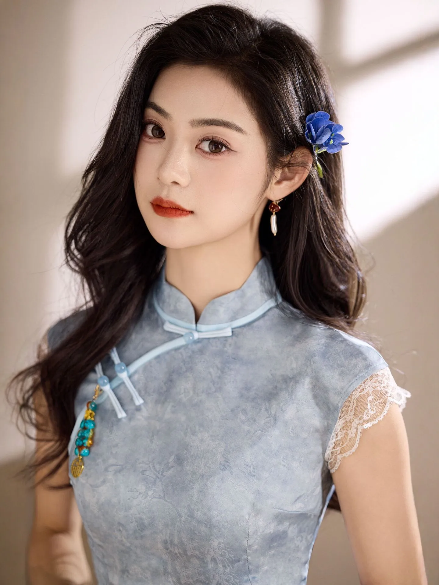 New Chinese Style Blue Qipao Women's Summer Style Improved Chinese Style Long Style Sleeveless Lace Slim Fit Qipao
New Chinese Style Blue Qipao Women's Summer Style Improved Chinese Style Long Style Sleeveless Lace Slim Fit Qipao