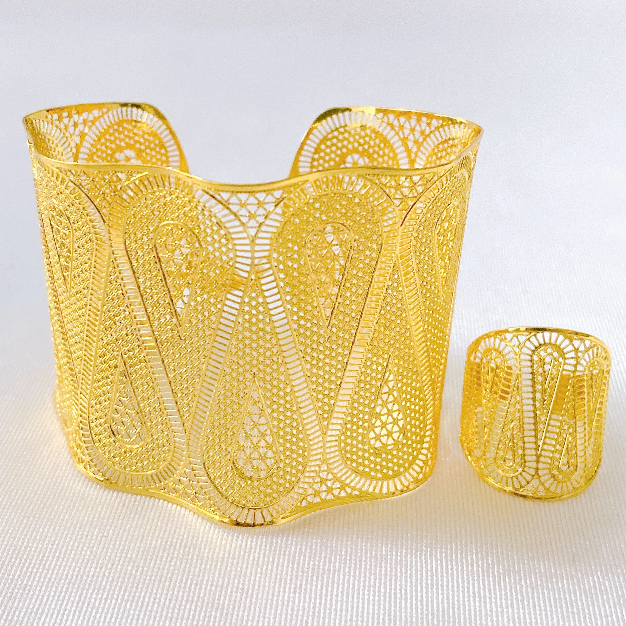 Textured Hotsale Huge Skeleton Waterdrop Jewelry Set Charming Bangle Ring Two Pieces Jewellery Set For Party Free Shipping
Textured Hotsale Huge Skeleton Waterdrop Jewelry Set Charming Bangle Ring Two Pieces Jewellery Set For Party Free Shipping