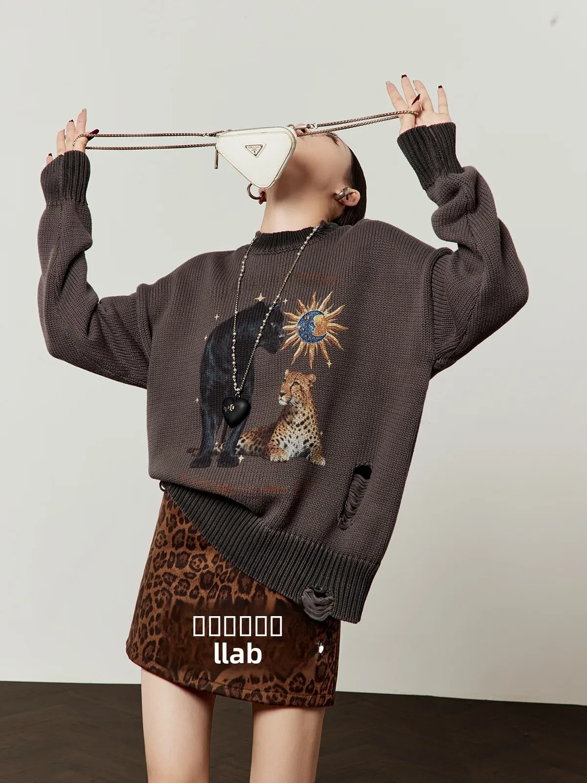 Вязаный свитер женский с ретро-принтом, имитация двойного леопардового принта, повседневный, свободного кроя, укороченный, с длинными рукавами, Зима 2025, Онлайн-эксклюзив
Вязаный свитер женский с ретро-принтом, имитация двойного леопардового принта, повседневный, свободного кроя, укороченный, с длинными рукавами, Зима 2025, Онлайн-эксклюзив