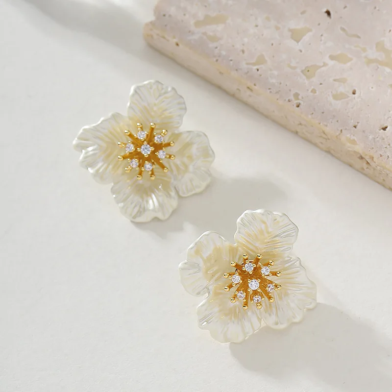 Fashionable and sweet temperament, fairy style, paint dripping oil flower earrings, light luxury niche, simple commuting earring
Fashionable and sweet temperament, fairy style, paint dripping oil flower earrings, light luxury niche, simple commuting earring