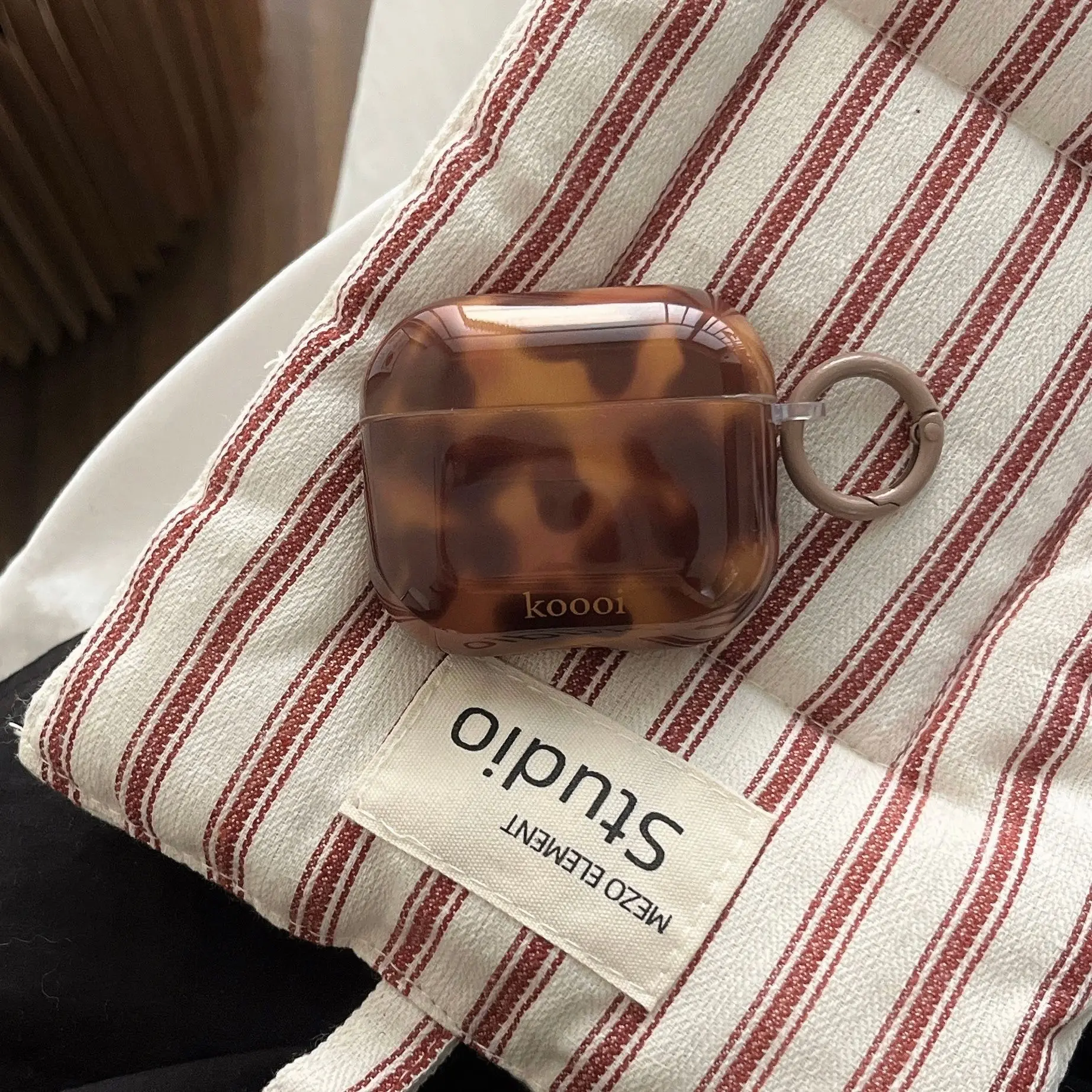 Stylish Leopard Print AirPods Case Cover - Premium Fashionable Protector for AirPods 1/2/3/4/Pro/Pro 2
Stylish Leopard Print AirPods Case Cover - Premium Fashionable Protector for AirPods 1/2/3/4/Pro/Pro 2