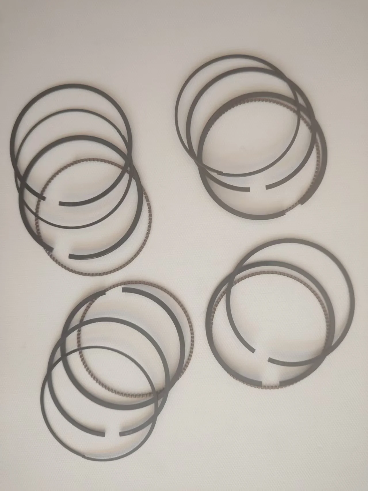 12631103 12665165 19180836 Piston Ring Set Piston Rings Suitable for Buick Regal Lacrosse Gl8 2.4L 2.0L Chevrolet Malibu 2.0L Models
12631103 12665165 19180836 Piston Ring Set Piston Rings Suitable for Buick Regal Lacrosse Gl8 2.4L 2.0L Chevrolet Malibu 2.0L Models