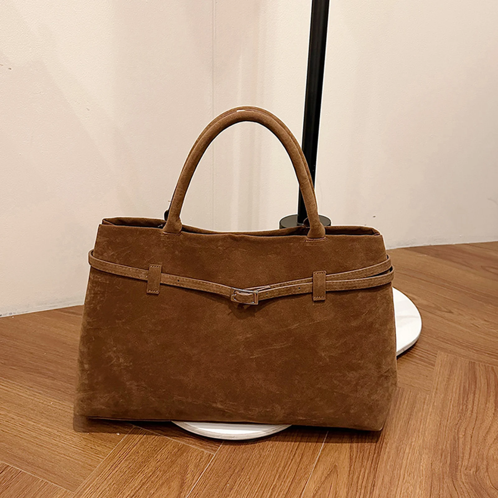 Retro Handbag Large Capacity Frosted Tote Bag Solid Color Belt Buckle Briefcase Travel Date Work Handbag
Retro Handbag Large Capacity Frosted Tote Bag Solid Color Belt Buckle Briefcase Travel Date Work Handbag