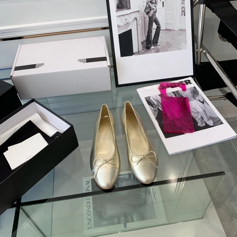 26ss New Women Shoes Brand Designer Ballet Flats Woman Round Toe Japanned Leather Flats Vintage Narrow Band Loafers
26ss New Women Shoes Brand Designer Ballet Flats Woman Round Toe Japanned Leather Flats Vintage Narrow Band Loafers