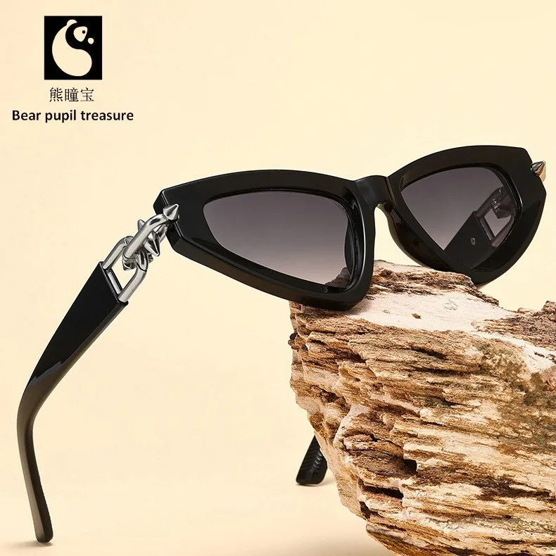 Unisex Designer Metal Triangle Cat Eye Sunglasses Cool Metal Rivet Punk Eyewear Fashion Street Party Photoshoot Decor Glasses
Unisex Designer Metal Triangle Cat Eye Sunglasses Cool Metal Rivet Punk Eyewear Fashion Street Party Photoshoot Decor Glasses