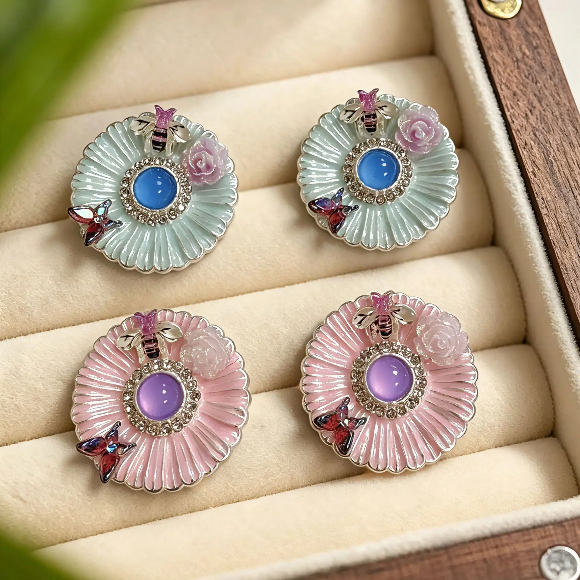 Russia Style Retro Hand Painted Enamel Bee Stud Earrings Niche Gentle Flower Stud Earrings for Women High-end Light Luxury Earri
Russia Style Retro Hand Painted Enamel Bee Stud Earrings Niche Gentle Flower Stud Earrings for Women High-end Light Luxury Earri