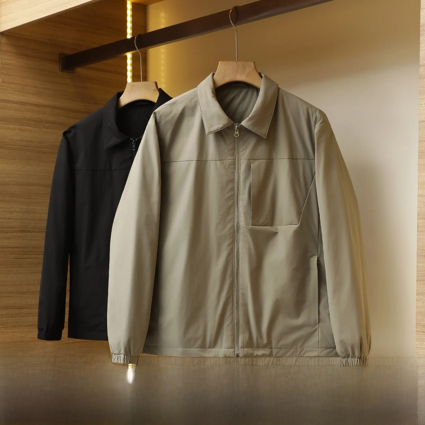 Мужская легкая пуховая куртка с воротником для активного отдыха и повседневной носки, зимняя новинка, прямые поставки из магазина, модная повседневная модель.
Мужская легкая пуховая куртка с воротником для активного отдыха и повседневной носки, зимняя новинка, прямые поставки из магазина, модная повседневная модель.