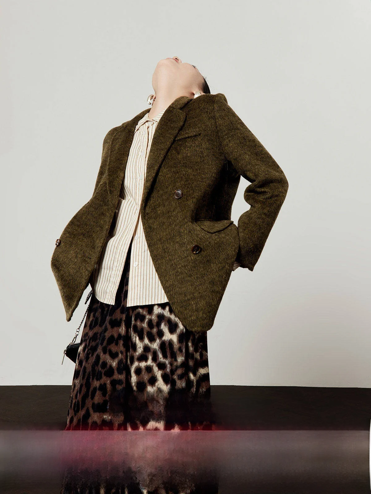 Шерстяной пиджак-пальто двусторонний с отложным воротником, осенняя новинка, элегантный стиль, для деловых встреч, женская модная верхняя одежда
Шерстяной пиджак-пальто двусторонний с отложным воротником, осенняя новинка, элегантный стиль, для деловых встреч, женская модная верхняя одежда