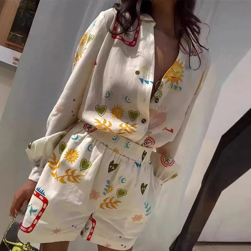 Elegant Floral Print Lapel Long Sleeve Top Short Pants Suit 2025 Casual Holiday Outfit Women Fashion Elastic Waist Two Piece Set
Elegant Floral Print Lapel Long Sleeve Top Short Pants Suit 2025 Casual Holiday Outfit Women Fashion Elastic Waist Two Piece Set