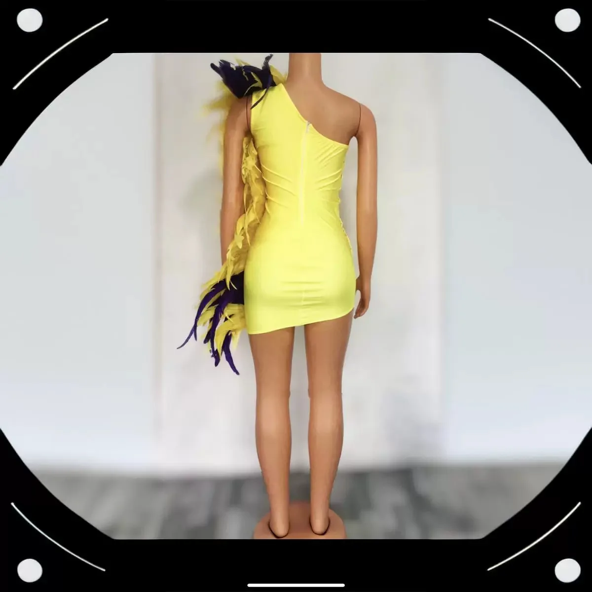 Clubs, bars, parties, parties, dresses, tight, sexy, feathered skirts.
Clubs, bars, parties, parties, dresses, tight, sexy, feathered skirts.