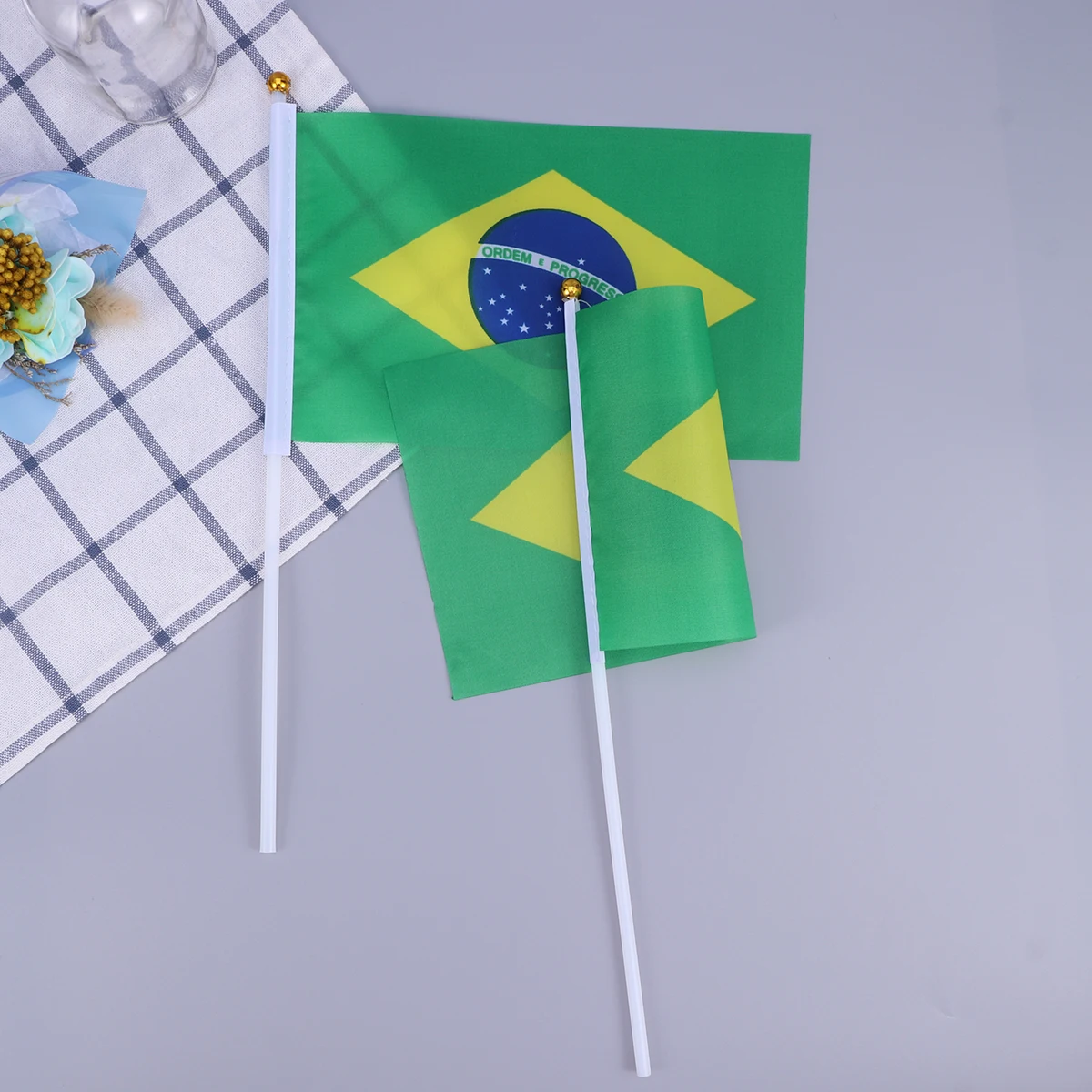 20pcs Hand Held Brazil Stick Flags Polyester Country Flags On Stick For Party Sports Clubs International Events Cheering 
20pcs Hand Held Brazil Stick Flags Polyester Country Flags On Stick For Party Sports Clubs International Events Cheering