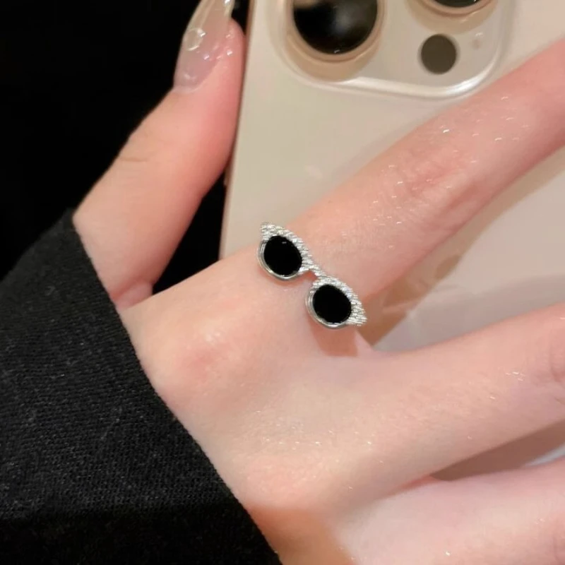 Funny Adjustable Open Rings Eyeglass Shape Ring for Finger Y2k Couple Sun Glasses Ring Simple Fashion Jewelry for Woman Men 
Funny Adjustable Open Rings Eyeglass Shape Ring for Finger Y2k Couple Sun Glasses Ring Simple Fashion Jewelry for Woman Men