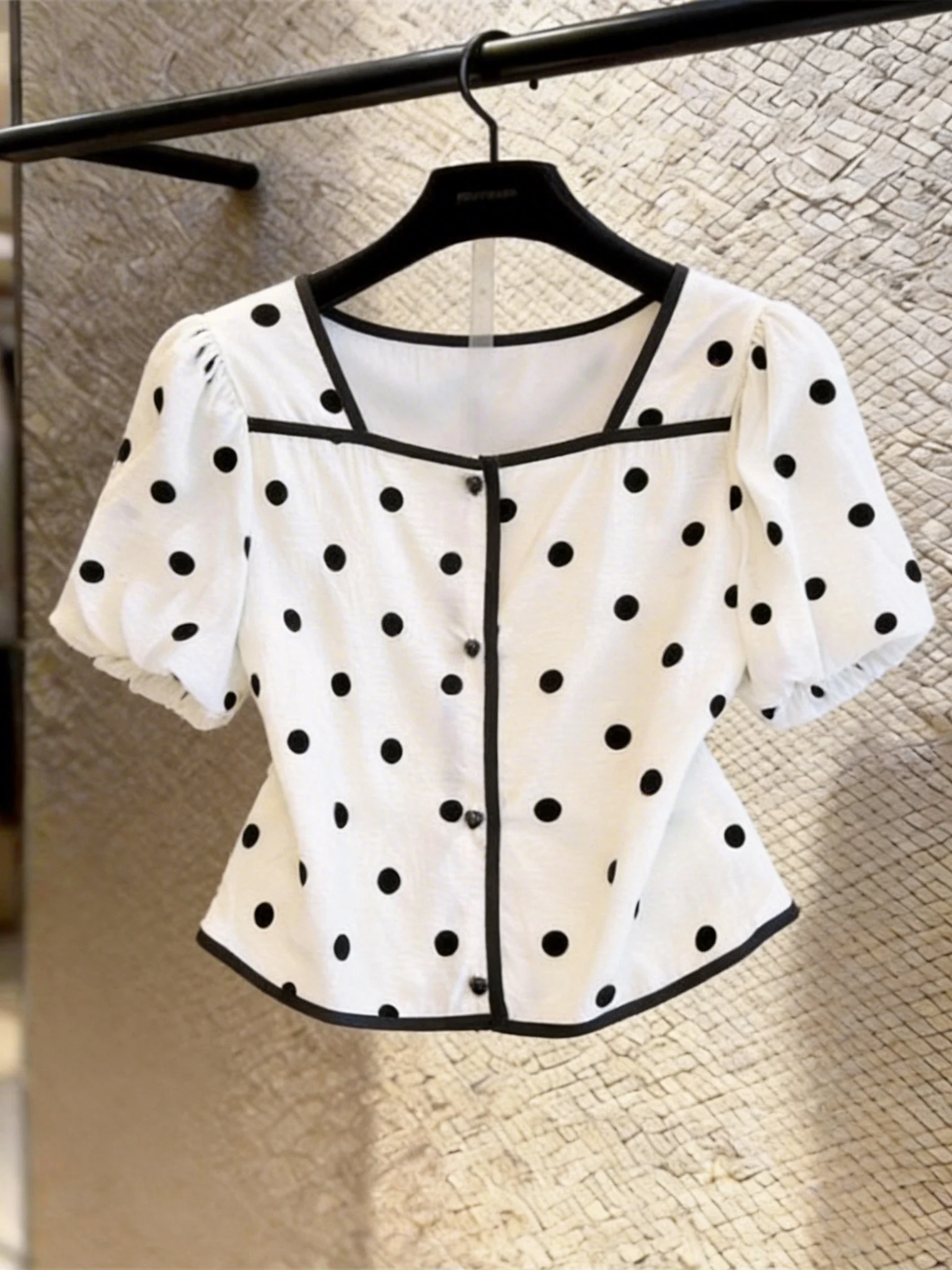 Summer New Polka Dot Bubble Sleeve Square Collar Short Shirts Women's Fashion French Style Skin-friendly Breathable Top
Summer New Polka Dot Bubble Sleeve Square Collar Short Shirts Women's Fashion French Style Skin-friendly Breathable Top