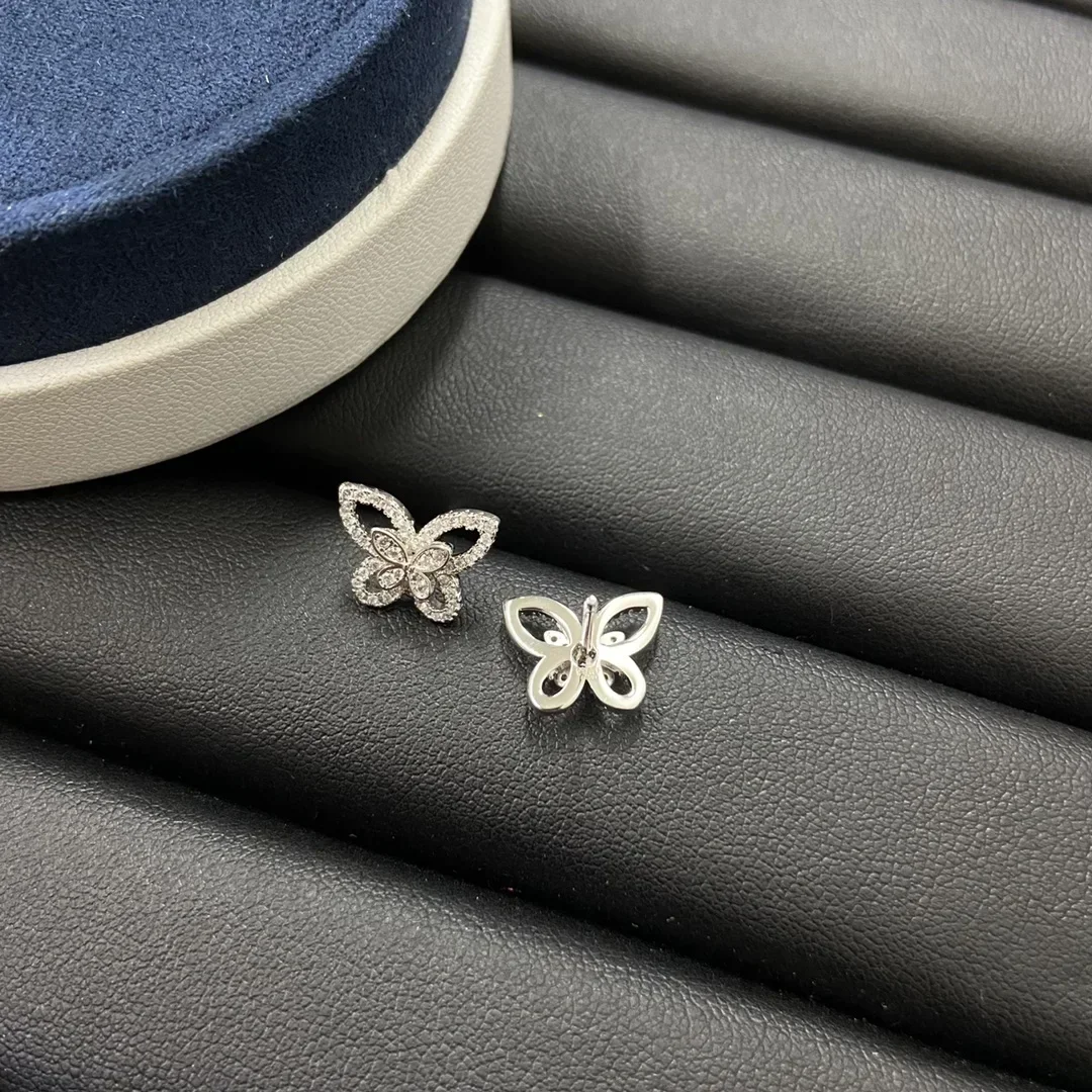 Beautiful Butterfly Fairy Full Diamond Hollow Zircon Small Earrings French Elegant Delicate Detail Stud Earrings
Beautiful Butterfly Fairy Full Diamond Hollow Zircon Small Earrings French Elegant Delicate Detail Stud Earrings