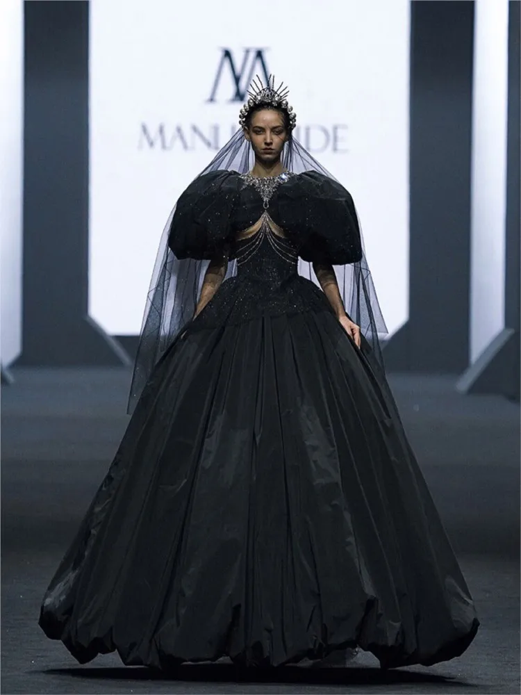 Black puffed-sleeve luxurious banquet catwalk theme dress
Black puffed-sleeve luxurious banquet catwalk theme dress