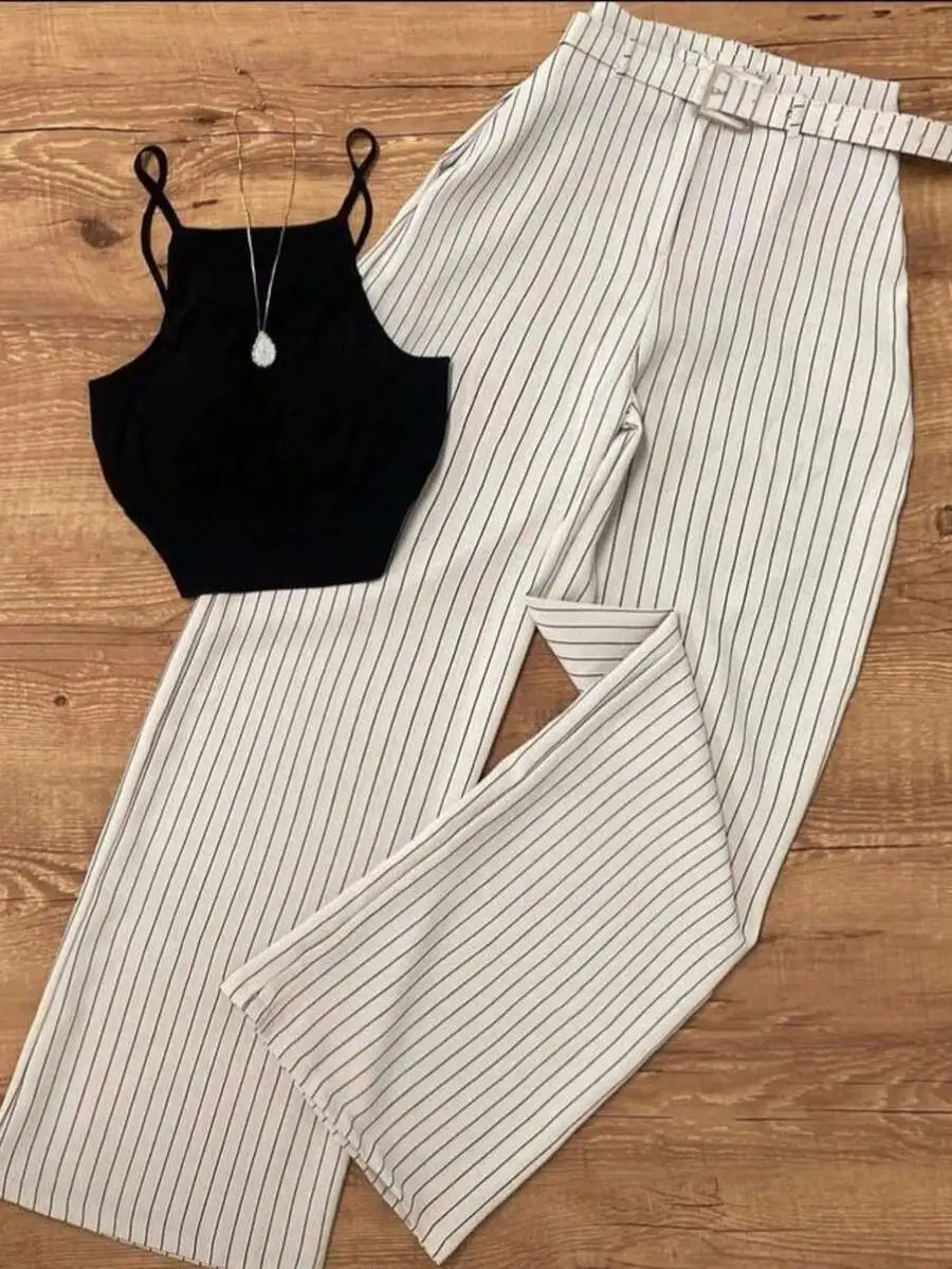 Женский комплект для отдыха: черный полосатый укороченный топ и брюки с широкими штанинами
Женский комплект для отдыха: черный полосатый укороченный топ и брюки с широкими штанинами