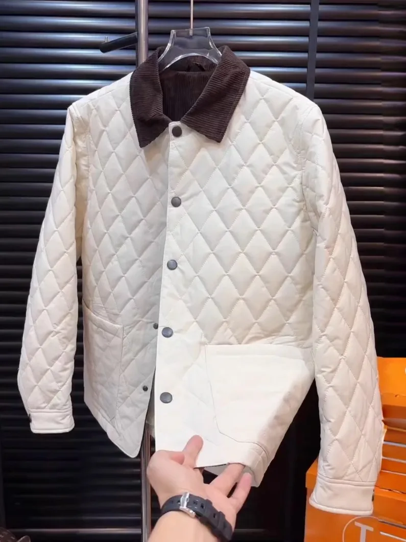 Новая зимняя мужская стеганая хлопковая куртка с воротником-стойкой, утепленная полиэстеровая ткань, приталенный крой, повседневная одежда
Новая зимняя мужская стеганая хлопковая куртка с воротником-стойкой, утепленная полиэстеровая ткань, приталенный крой, повседневная одежда