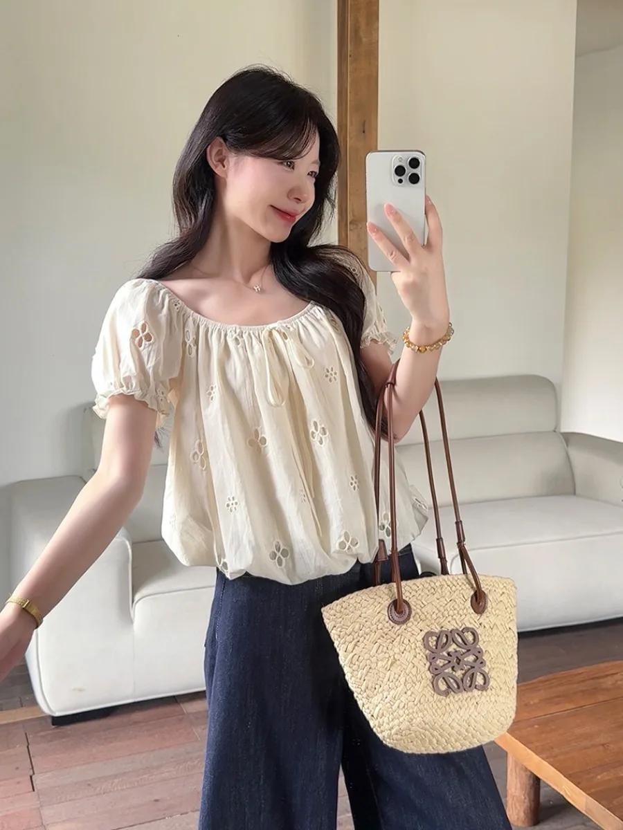 Sweet Embroidered Bubble Sleeve Flower Bud Shirt round Neck Drawstring Top plus Size Women's Summer Korean Style Loose Fit Bl...
Sweet Embroidered Bubble Sleeve Flower Bud Shirt round Neck Drawstring Top plus Size Women's Summer Korean Style Loose Fit Bl...