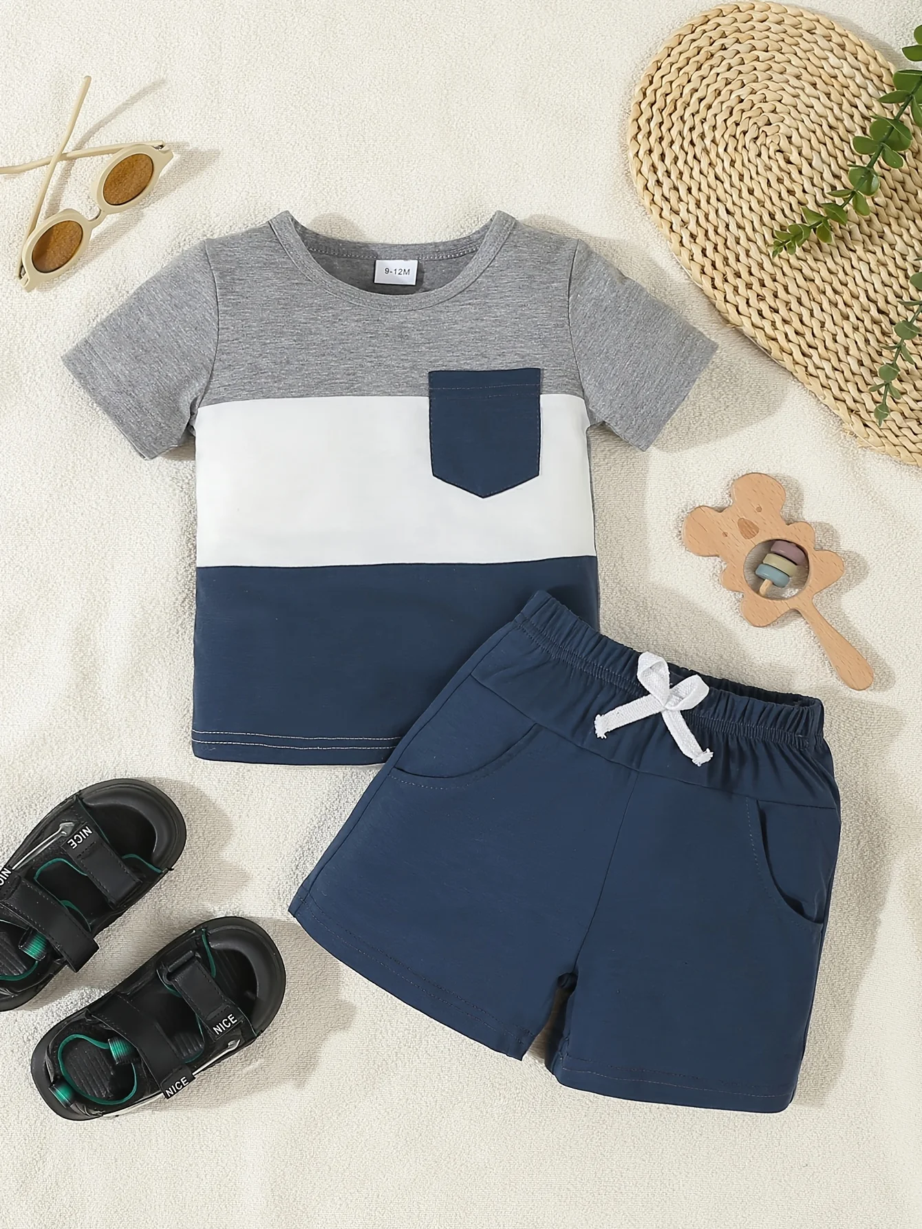 Новый летний простой комплект из рубашки с короткими рукавами и шортами с блокировкой цвета для мальчиков. Двухсекционный комплект для занятий спортом на открытом воздухе и повседневный комплект для бо.
Новый летний простой комплект из рубашки с короткими рукавами и шортами с блокировкой цвета для мальчиков. Двухсекционный комплект для занятий спортом на открытом воздухе и повседневный комплект для бо.